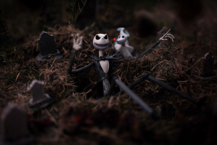 Artista toma fotografías de figuras miniatura de personajes de películas, series y videojuegos; El extraño mundo de Jack, Nightmare before Christmas, Pesadilla antes de Navidad, Jack Skellington y su perro fantasma