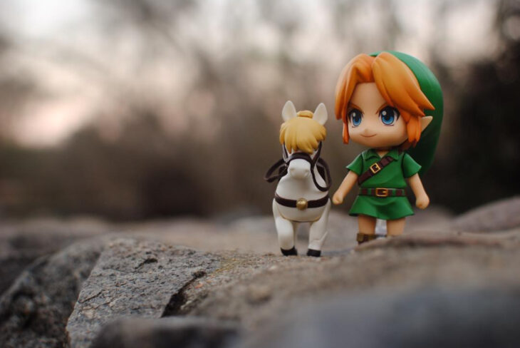 Artista toma fotografías de figuras miniatura de personajes de películas, series y videojuegos; Legend of Zelda, Link y Epona