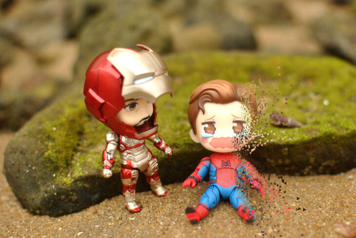 Artista toma fotografías de figuras miniatura de personajes de películas, series y videojuegos; Ironman y Spider-Man, Marvel