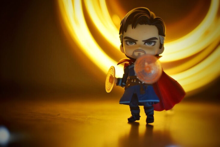 Artista toma fotografías de figuras miniatura de personajes de películas, series y videojuegos; Dr. Strange, Marvel