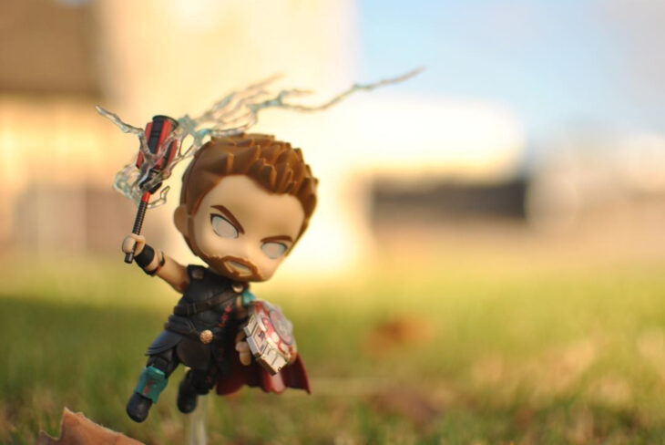 Artista toma fotografías de figuras miniatura de personajes de películas, series y videojuegos; Thor con cabello corto, Marvel