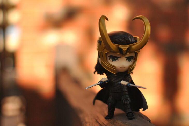 Artista toma fotografías de figuras miniatura de personajes de películas, series y videojuegos; Loki, Marvel