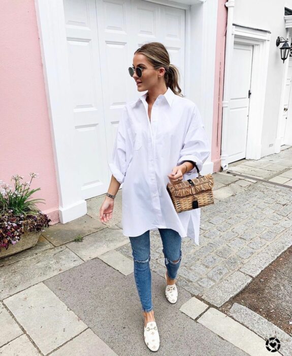 Chica usando una camiseta de color blanca con unos jeans y flats 