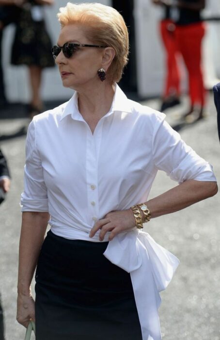 Carolina Herrera usando una camisa de botones con una falda de color negro 