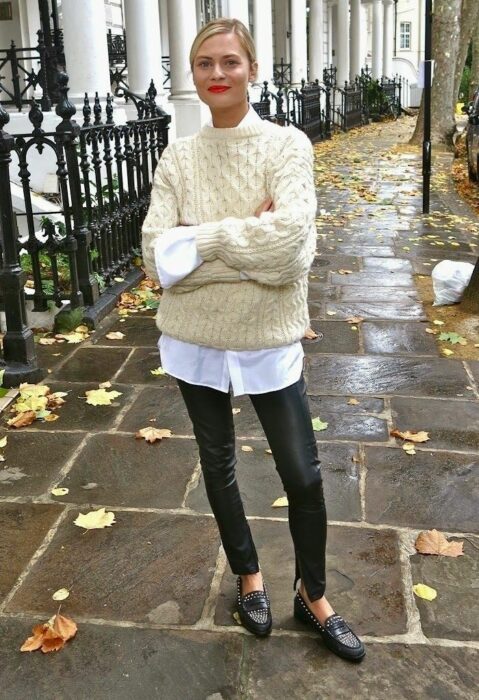 Chica usando leggins, un sueter largo color café y una blusa blanca 