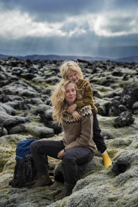 Fotografía de Mihaela Noroc, madre e hijos en una parque turístico de rocas