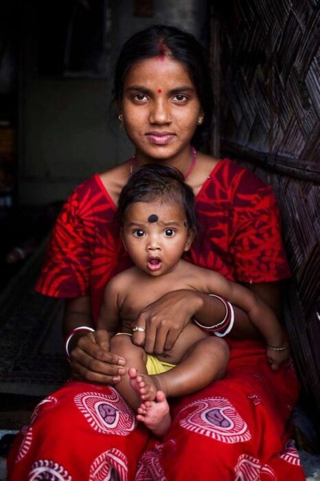 Fotografía de Mihaela Noroc, cargando a su bebé en brazos