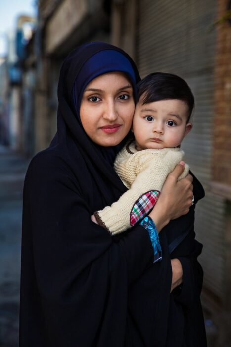 Fotografía de Mihaela Noroc, mujer cargando a su bebé