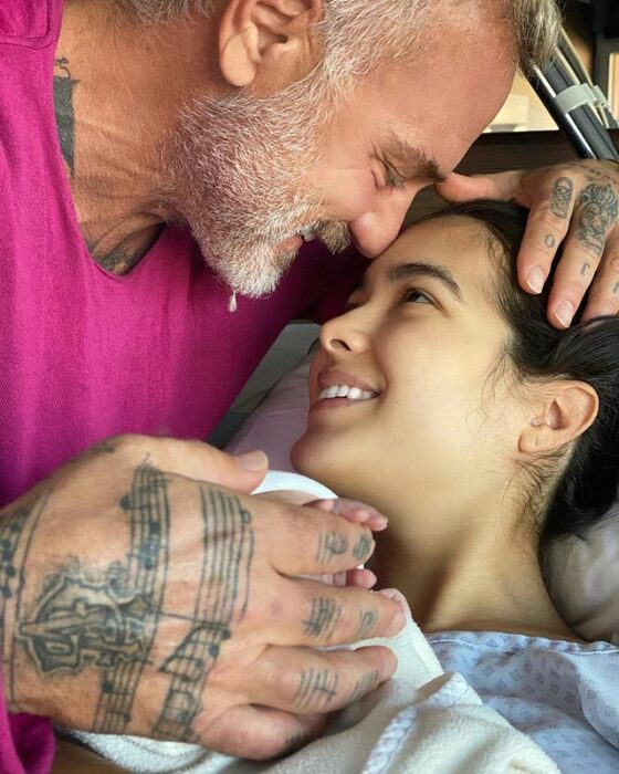 Gianluca Vacchi y Sharon Fonseca abrazando a su bebé