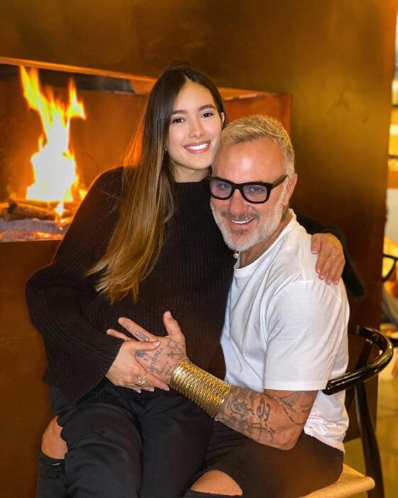 Gianluca Vacchi y Sharon Fonseca sentados frente a una chimenea, en la espera de su bebé