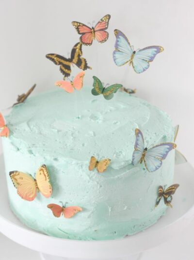 Pasteles con mariposas para un toque chic en tu cumpleaños
