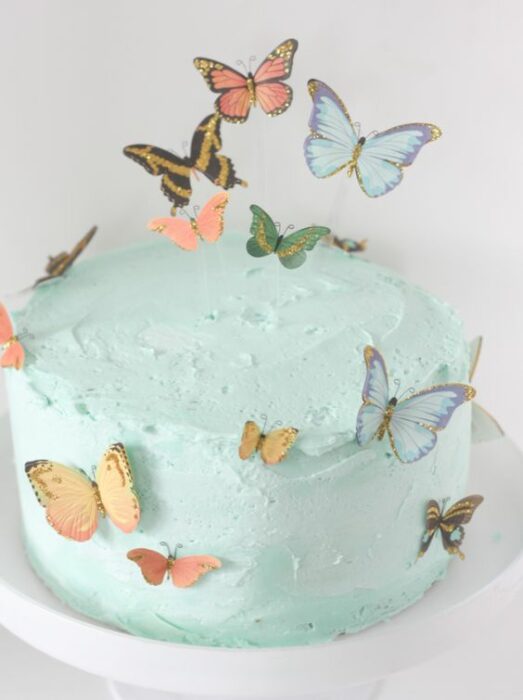 Pastel de choco menta con betún verde, decoraco con mariposas de papel en colores tenues; Hermosos pasteles con mariposas