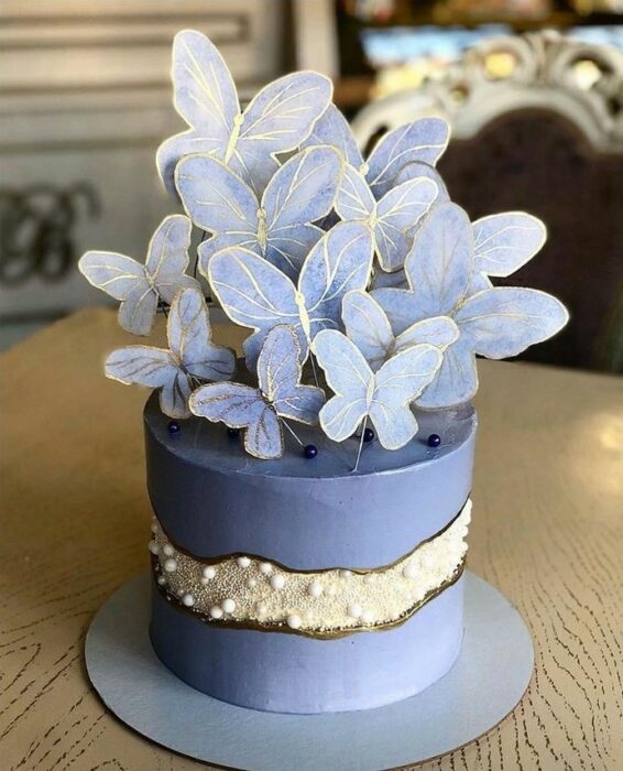 Pastel de mora azul decorado con mariposas doradas ; Hermosos pasteles con mariposas