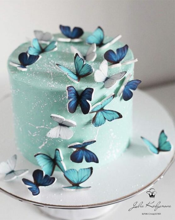 Pastel de menta con decoraciones de betún de vainilla y mariposas de fondant; Hermosos pasteles con mariposas