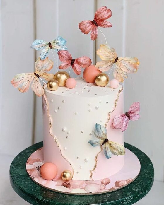 Pastel de vainilla con fresa decorado con mariposas