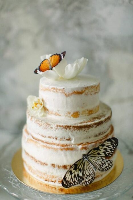 Pastel con bizcocho de vainilla, de tres pisos, decorado con mariposas de papel; Hermosos pasteles con mariposas