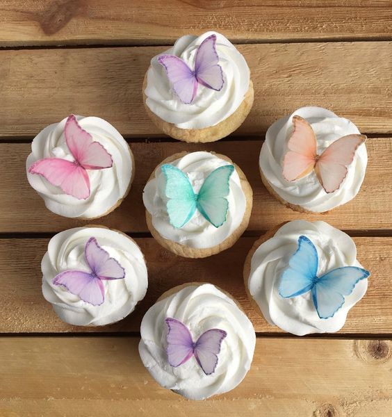 Cupcakes de vainilla decorados con mariposas de fondant; Hermosos pasteles con mariposas