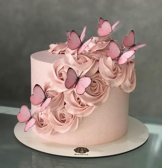 20 Hermosas ideas para decorar tus pasteles con mariposas