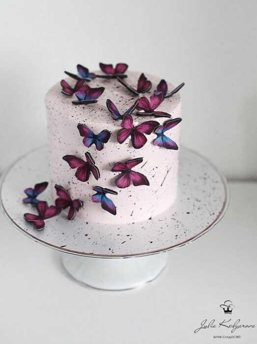 Pastel de fresa decorado con mariposas de papel en color fucsia y morado; Hermosos pasteles con mariposas