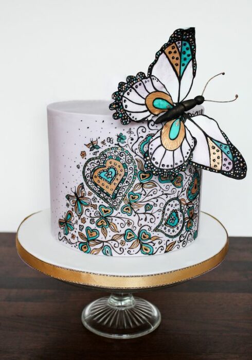 Pastel de vainilla decorado con betún de colores y mariposa gigante; Hermosos pasteles con mariposas