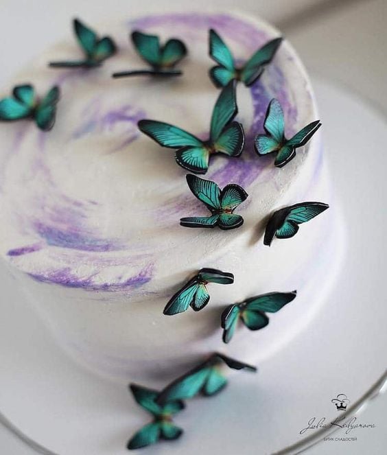 Vanillekuchen mit grünen Schmetterlingen verziert;  Schöne Kuchen mit Schmetterlingen