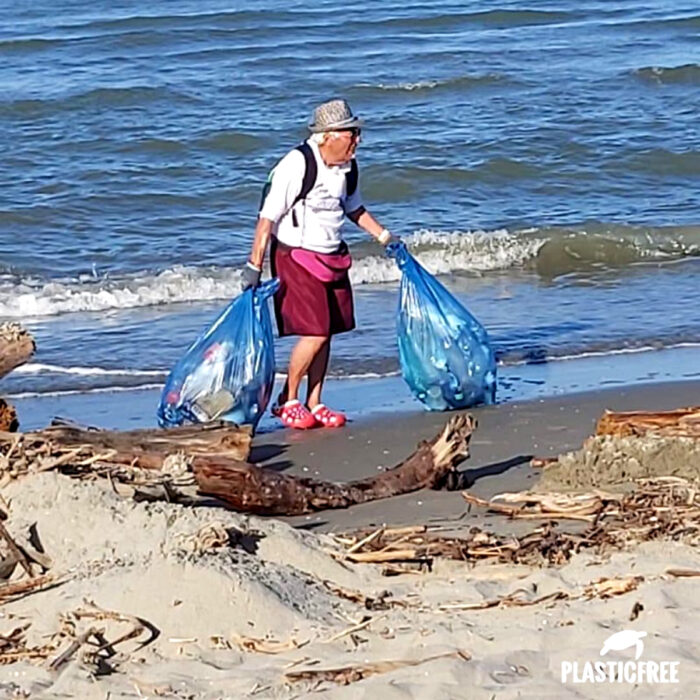 Hombre anciano limpia la basura de las playas de Venencia