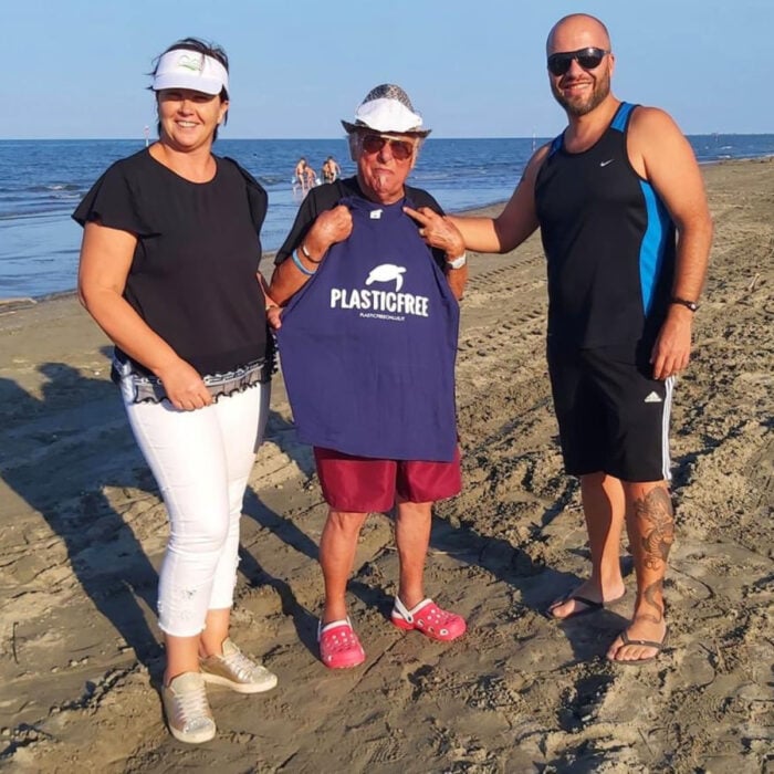 Hombre anciano limpia la basura de las playas de Venencia