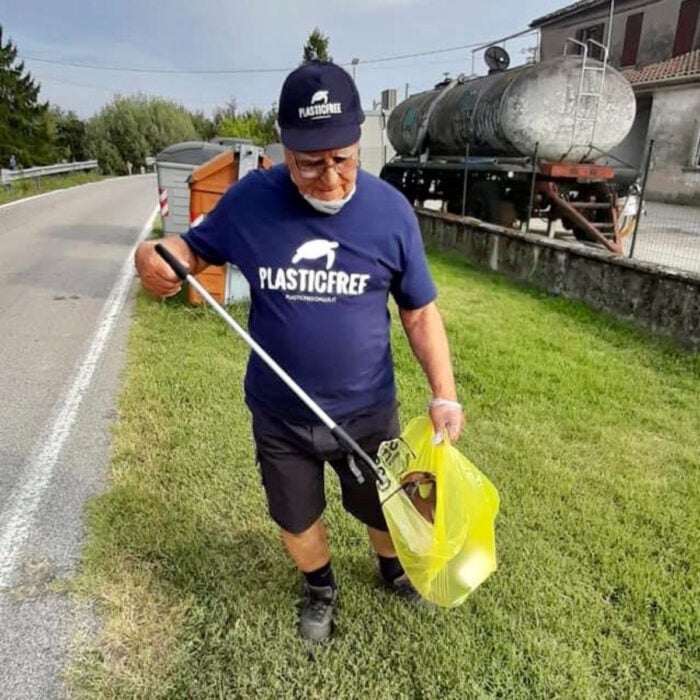 Hombre anciano limpia la basura de las playas de Venencia