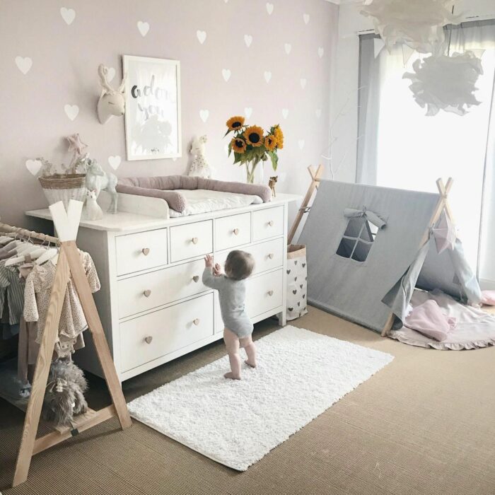 Cuarto de un bebé decorado con un cambiador, un tipie y un pequeño closet para colgar los pañaleros hechos de palets 