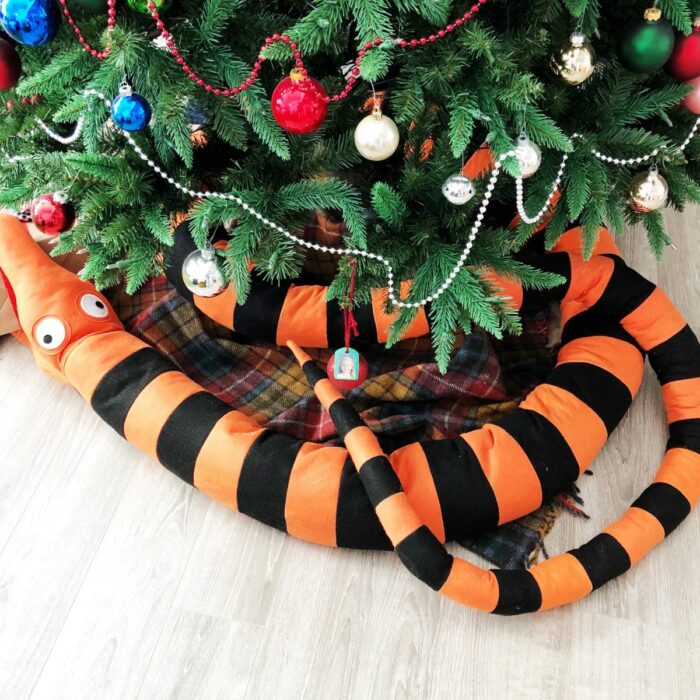 Pie de árbol decorado con una serpiente naranja de El extraño mundo de Jack