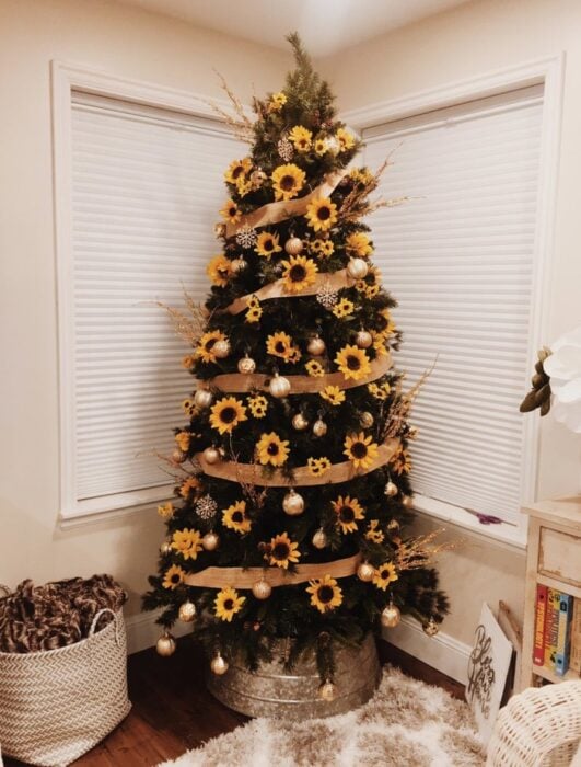 Pinito navideño decorado con girasoles enormes; ideas para decorar tu arbolito de Navidad