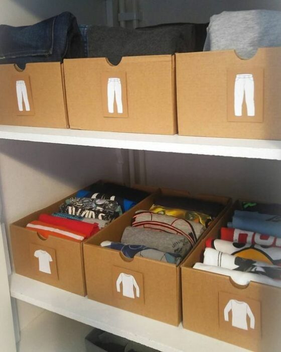 Cajas de cartón marcadas con etiquetas de ropa