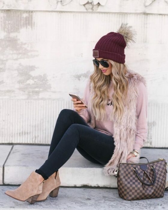 Chica con chaleco de peluche en tono rosa palo ; ideas para llevar chaleco durante el otoño-invierno