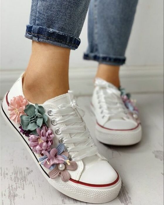 DIY converse blancos con flores de tela en colores pastel pegadas con silicón frío 