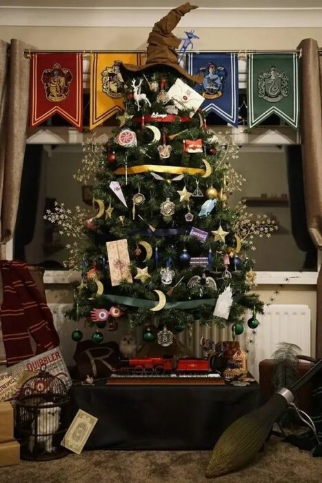 Pino navideño decorado con esferas de Harry Potter