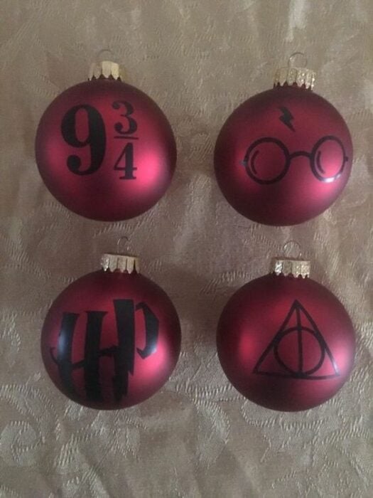 Esferas rosas decoradas con símbolos de Harry Potter