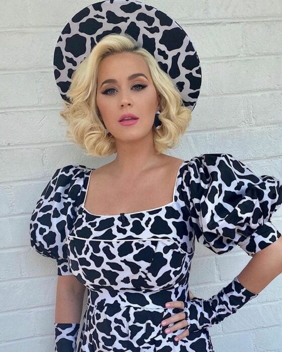 Katy Perry con vestido de estampado de vaca