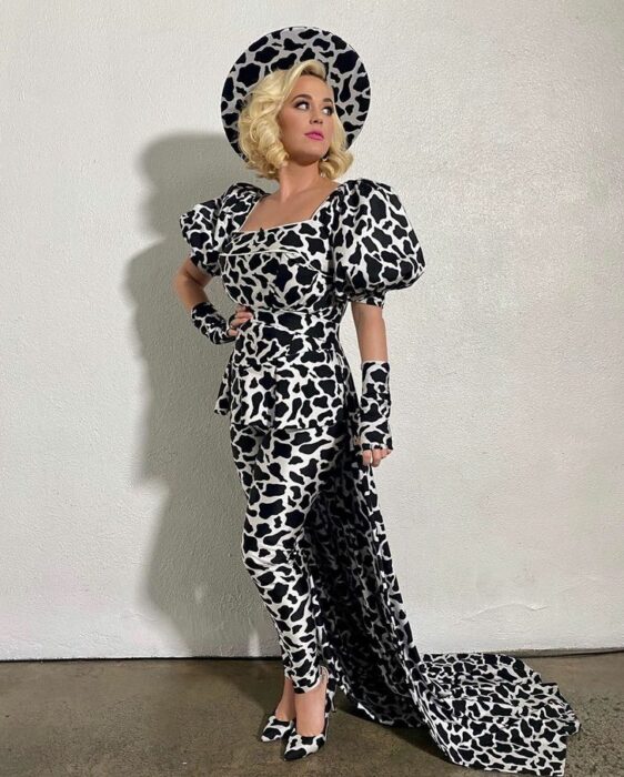 Katy Perry con vestido de estampado de vaca