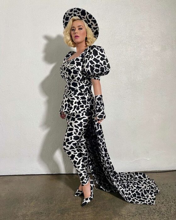 Katy Perry con vestido de estampado de vaca