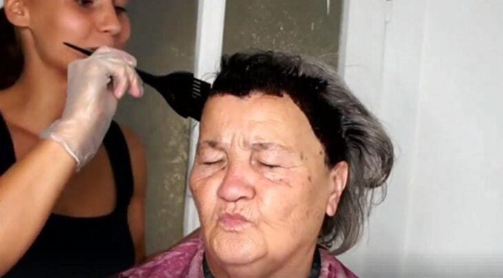 Abuelita de 70 años tiene cambio de look