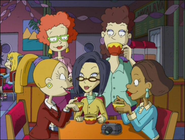 Escena de la caricatura Rugrats. Mamás de los bebés conversando mientras están bebiendo café 