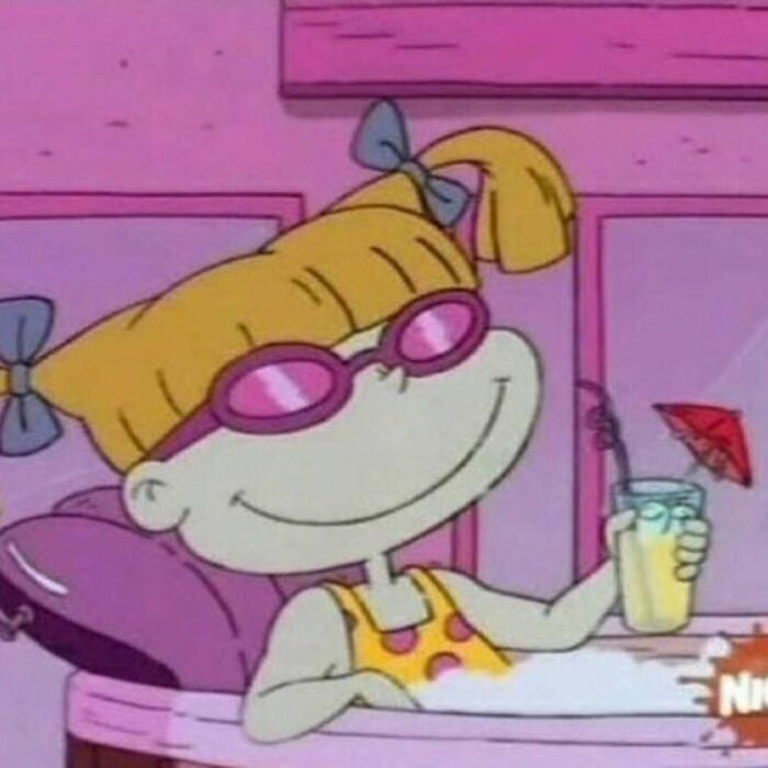 Angelica Pickles tomando una limonada mientras está tomando un baño 