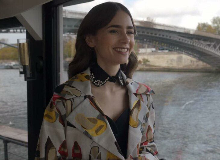 Lily Collins trägt eine schwarze Halskette in der Emily in Paris-Serie 