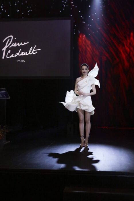 Lily Collins trägt ein weißes Kleid in der Emily in Paris-Serie