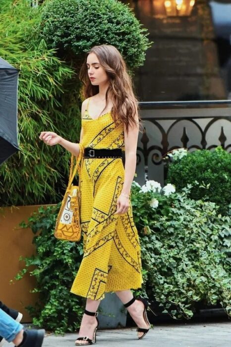 Looks de Lily Collins en Emily in Paris (3)