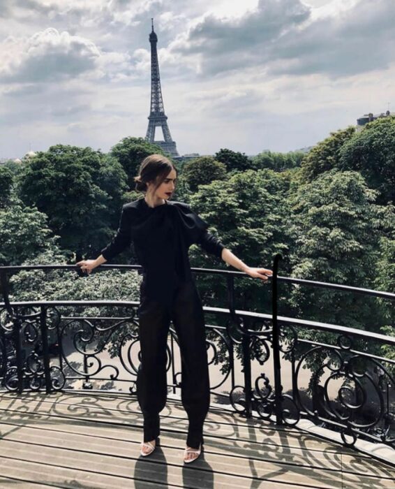 Lily Collins usando un atuendo de color negro en la serie Emily in Paris 