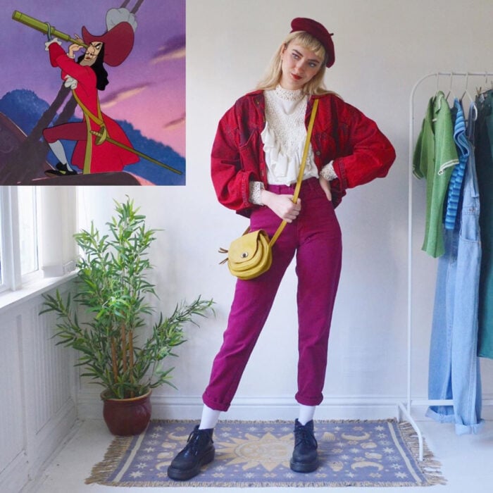 Zwillingsschwestern stellen Outfits zusammen, die von Zeichentrickfilmen und Cartoons mit Vintage-Kleidung inspiriert sind.  Disney, Peter Pan, Kapitän Hook