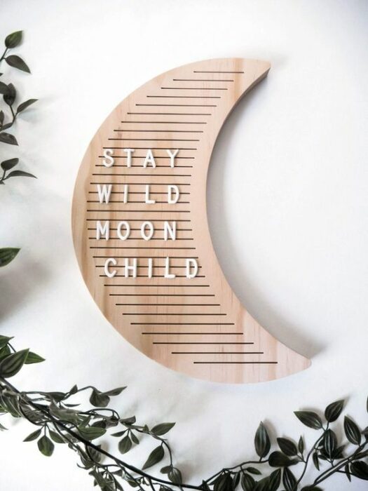 Tablero de madera en forma de Luna con letras blancas combinables