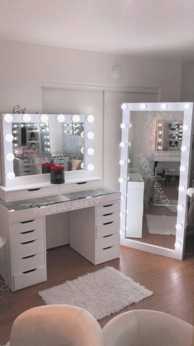 Makeup room en color blanco con dos espejos con luz 