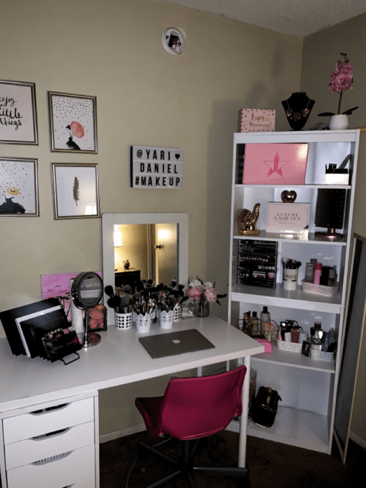 Makeup room estilo sencillo con muebles en color blanco con una silla rosa 